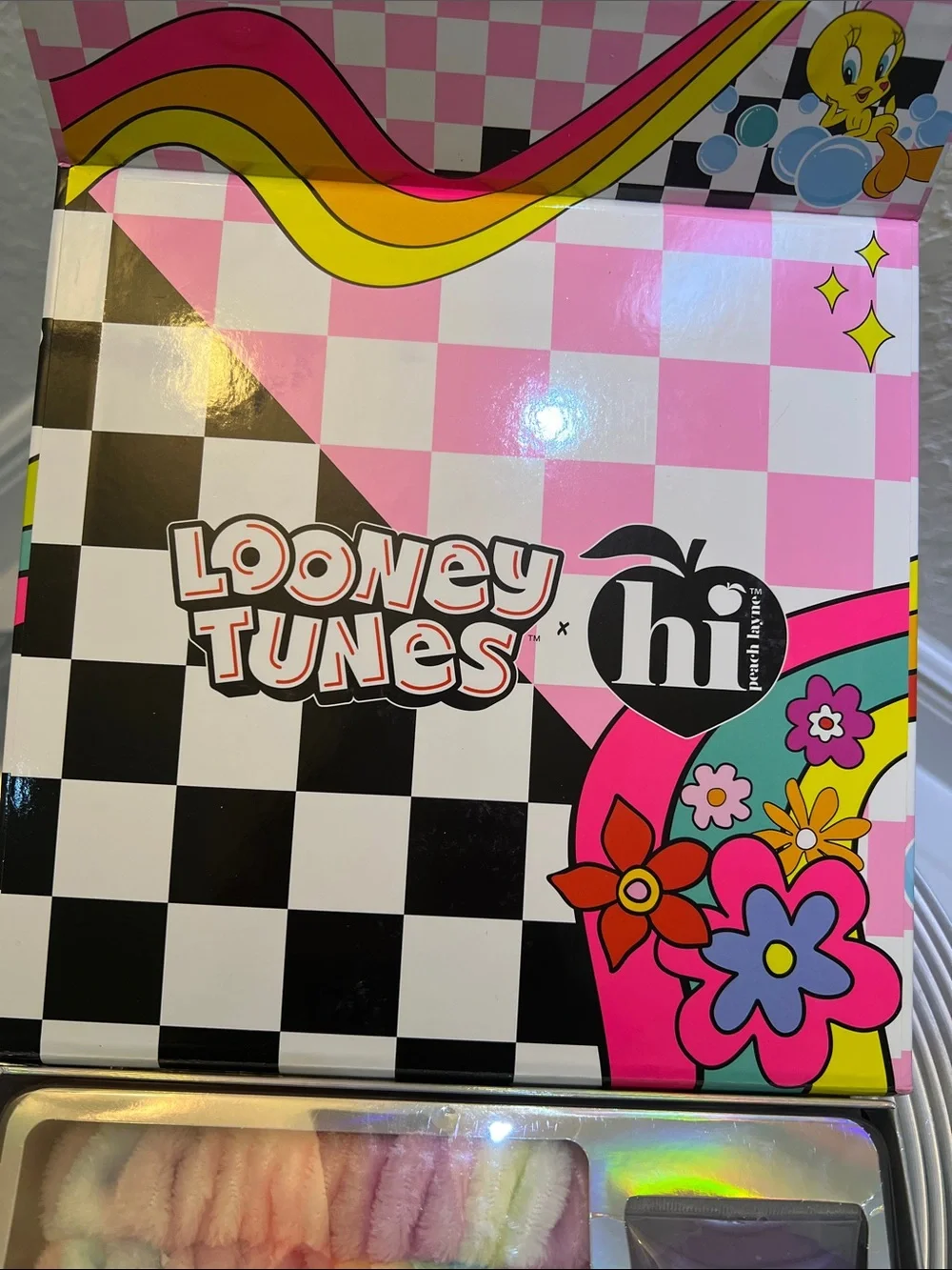LOONEY TUNES HI TWEETY SPA BOX and 2 LOKAI Small Stretch rubber bracelets.